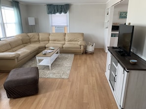 TV - 4 Houses to THE BEACH! Completely renovated Duplex -2nd Floor. WALK TO ALL! (Surf City)