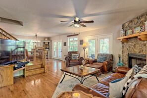 Smart TV, fireplace, DVD player