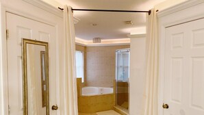 A bathroom with a bathtub, a shower, and a large mirror. - GREAT HOME! GREAT LOCATION! PET FRIENDLY  (Kissimmee)
