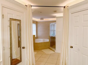 Bañera con ducha, secador de pelo, toallas, jabón