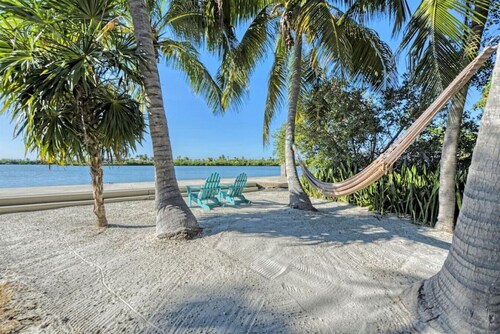 Spacious Waterfront home-private heated pool-100 ft of dockage w/private backyard!!