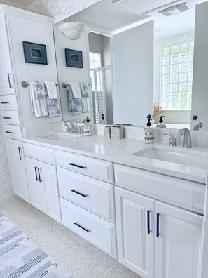 Dutxa, banyera d'hidromassatge, assecador de cabells i bidet