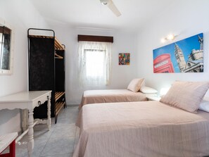 2 slaapkamers, een strijkplank/strijkijzer, internet, beddengoed