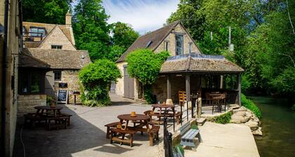 Large 4 bedroom luxury holiday home in the Cotswolds for 10 guests - The Brewery