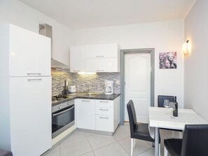 KĂŒhlschrank, Ofen, Kochgeschirr/Geschirr/Besteck, Gefrierschrank