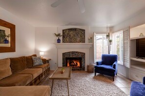 Smart TV, caminetto, videogiochi, libri