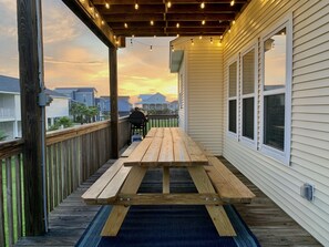 Outdoor dining - Tranquil Retreat with Gulf Views, 2 Min Walk to Pedestrian-Only Beach (Galveston)