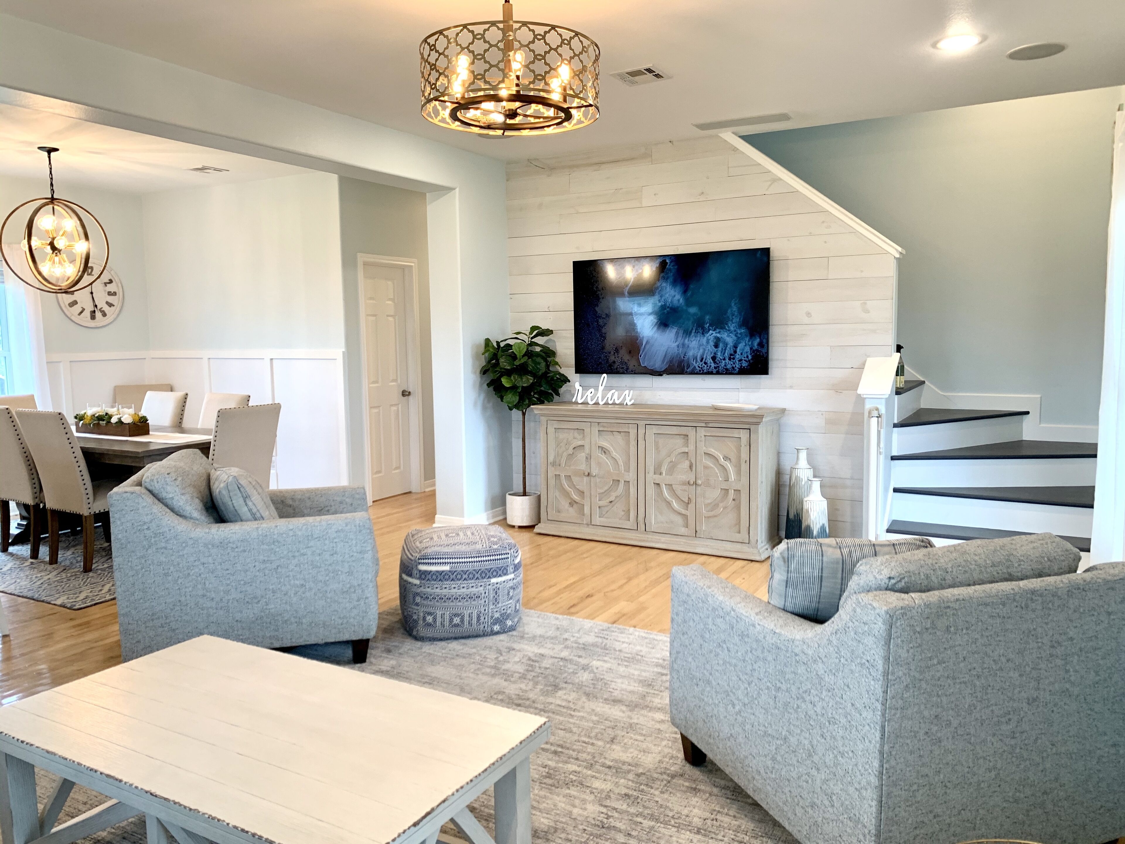 Smart TV, libros y estéreo 