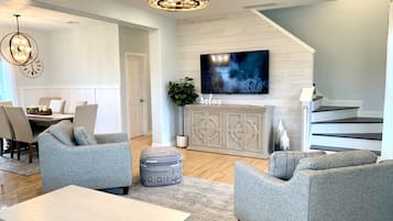 Smart TV, libros y estéreo