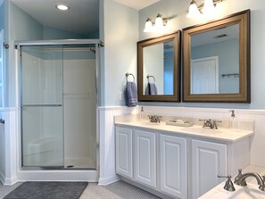 Combined shower/bathtub, jetted bath, hair dryer, towels - Tranquil Retreat with Gulf Views, 2 Min Walk to Pedestrian-Only Beach (Galveston)