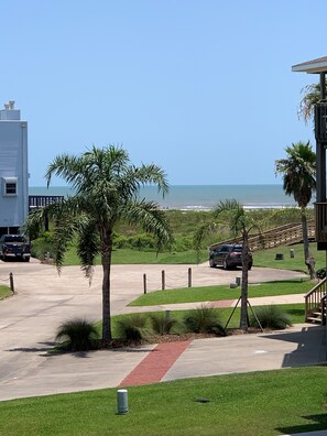 Property grounds - Tranquil Retreat with Gulf Views, 2 Min Walk to Pedestrian-Only Beach (Galveston)