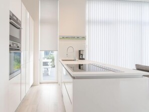 Kjøleskap, mikrobølgeovn, oppvaskmaskin og brødrister