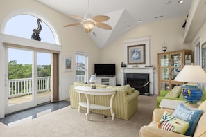 Fernseher, DVD-Player, Tischfußball, Bücher