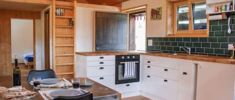 Frigorífico, horno, trona infantil y utensilios de cocina