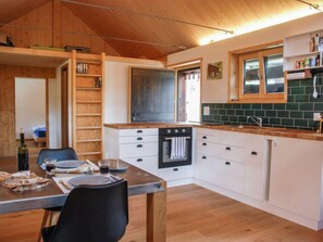 Kjøleskap, ovn, høy barnestol og kjøkkenutstyr