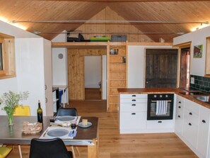 Refrigerador, horno, silla alta para bebés, utensilios de cocina