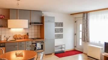Fridge, oven, dishwasher, cookware/dishes/utensils