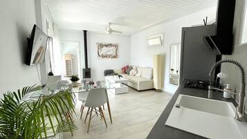 Een televisie en een open haard