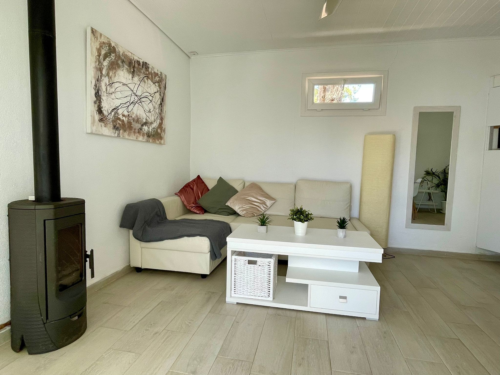 Een televisie en een open haard