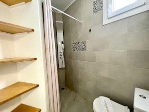 Secador de cabelo, toalhas de banho