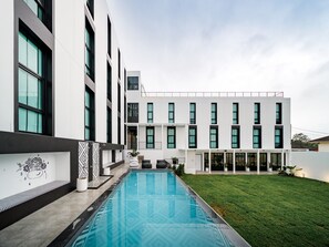 Una piscina al aire libre