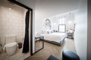 Caja fuerte, escritorio, sistema de insonorización y wifi gratis