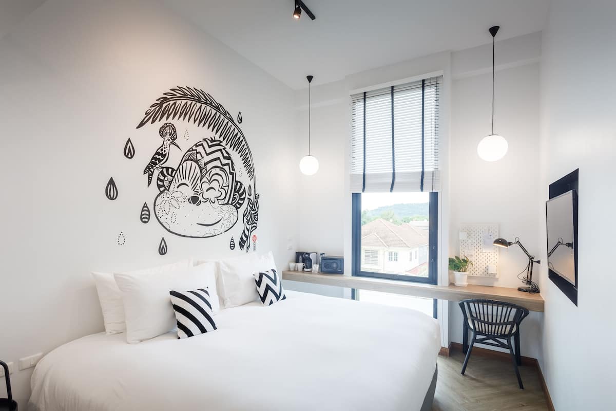 Chimpanzee pod (King bed) | Brankas, meja kerja, kedap suara, dan Wi-Fi gratis