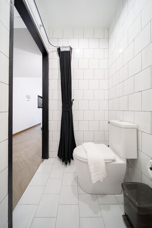 Gorilla pod | Baño | Secadora de cabello, bidet, toallas, jabón