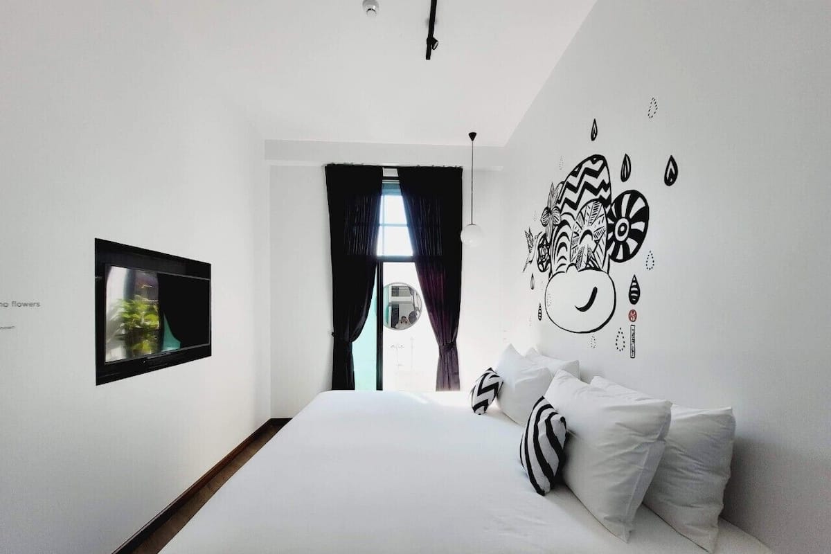 Chimpanzee Bathpod Double bed and Bathtup | Brankas, meja kerja, kedap suara, dan Wi-Fi gratis