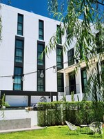 40-英寸LED 电视 （配备卫星频道）、电视