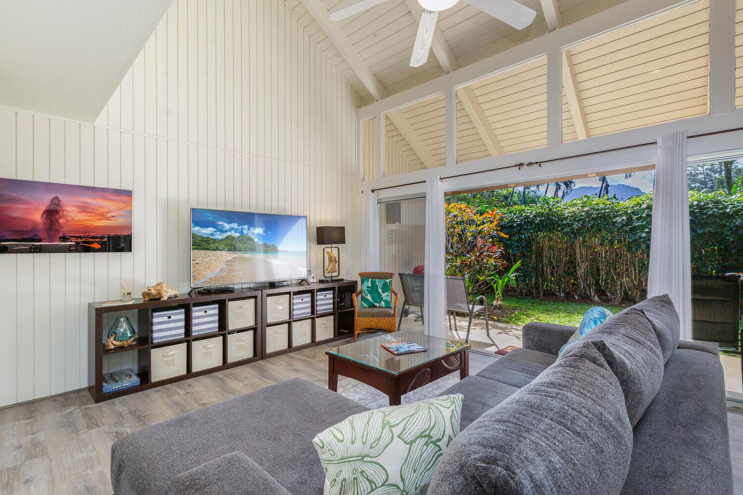 Wonderful North Shore condo with 2 bedrooms, 2 bathrooms