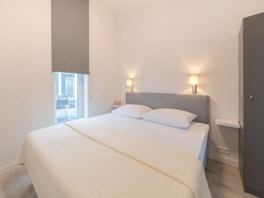 2 bedrooms, desk, internet