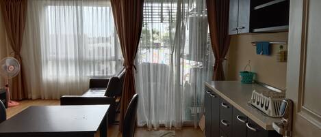 Kjøleskap, mikrobølgeovn, kokeplater og kjøkkenutstyr