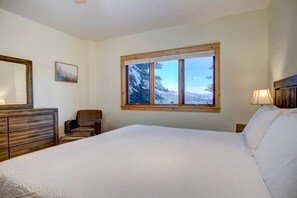 3 bedrooms, desk, WiFi, bed sheets