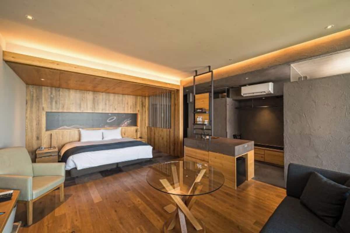 Down comforters, minibar, in-room safe, soundproofing