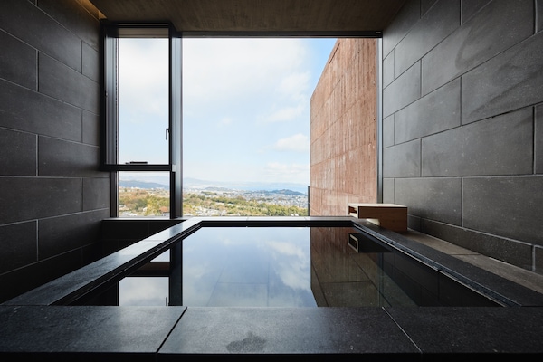 Suíte, 2 quartos, para não fumantes | Banheiro | Banheira e chuveiro separados, banheiras de fontes termais