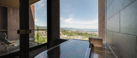 Untuvapeitot, minibaari, tallelokero huoneessa, äänieristys