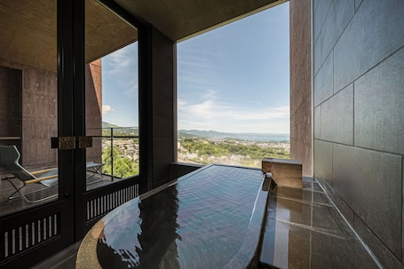 Separate tub and shower, spring water tub, rainfall showerhead. SEKIYA RESORT GALLERIA MIDOBARU