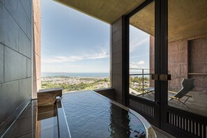 Cubrecamas, minibar y caja de seguridad en la habitación 