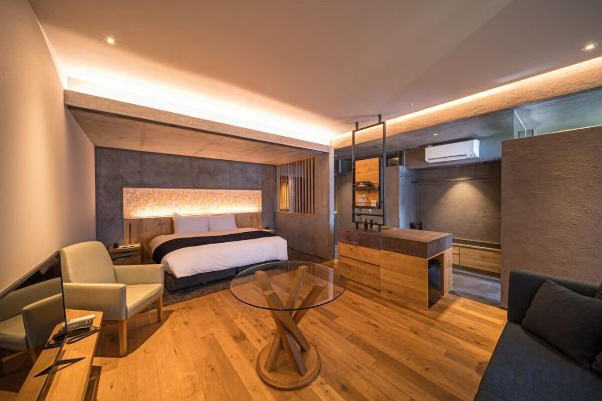 Down duvets, minibar, in-room safe, soundproofing