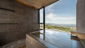 Suite, 2 slaapkamers, niet-roken | Donzen dekbedden, een minibar, een kluis op de kamer, geluiddichte muren