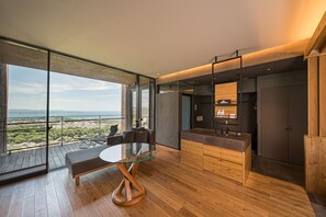 Cubrecamas, minibar y caja de seguridad en la habitación 