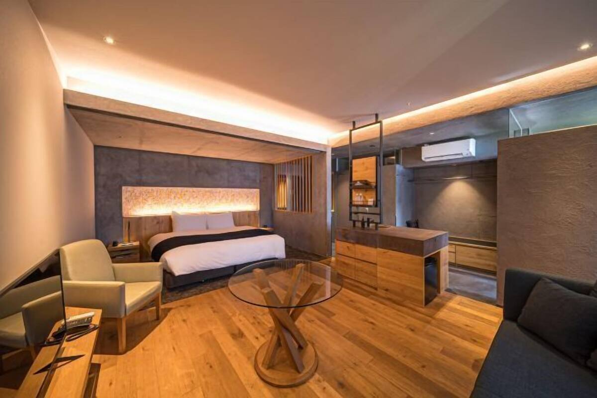 Down duvets, minibar, in-room safe, soundproofing