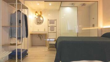 1 habitación, tabla de planchar con plancha y cuna de viaje