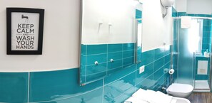 Dusj, hårføner, bidé og håndklær