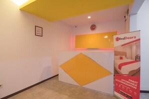 Reception - RedDoorz near ITC Mangga Dua (Jakarta)