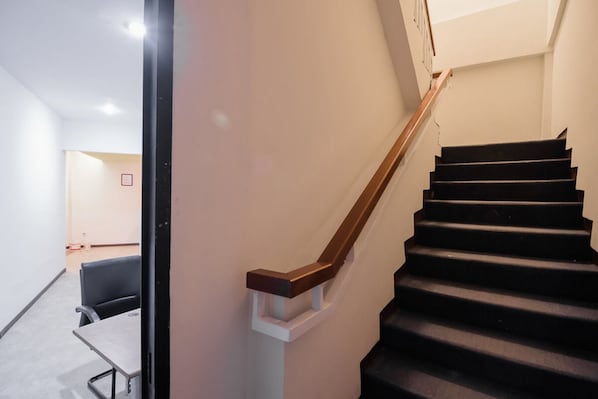 Staircase - RedDoorz near ITC Mangga Dua (Jakarta)