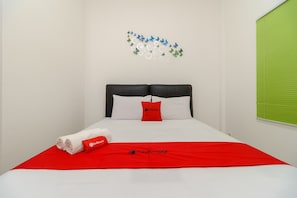 Room - RedDoorz near Kejaksan Station Cirebon 2 (North Cirebon)