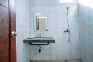 Shower, free toiletries, towels - RedDoorz @ Jalan Pendidikan Mataram (Mataram)
