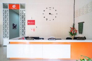 Reception - RedDoorz @ Jalan Pendidikan Mataram (Mataram)